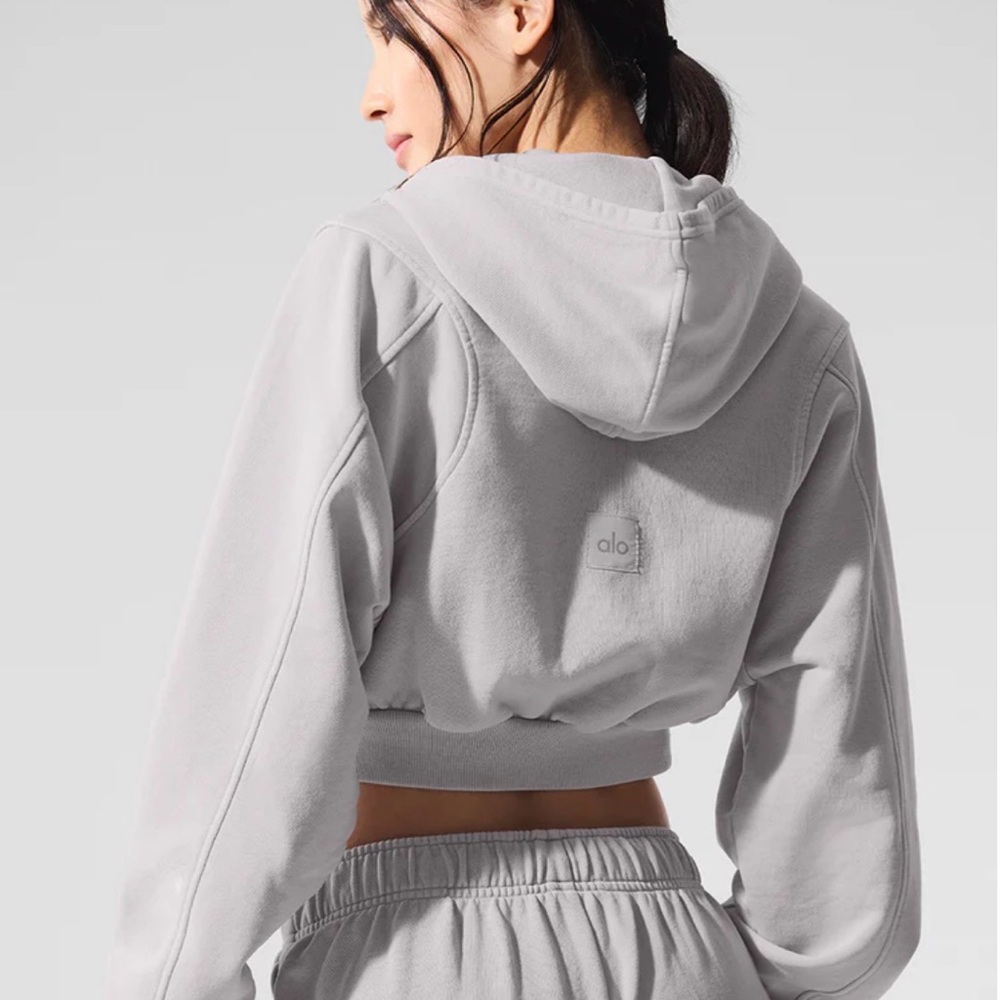 ALO Yoga Women's Light Gray Cropped Sweatshirt